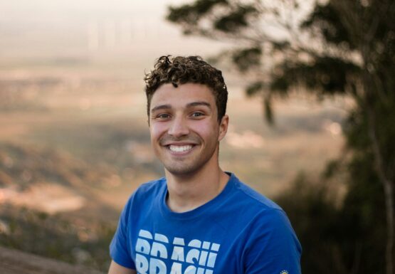 men's blue crew-neck T-shirt